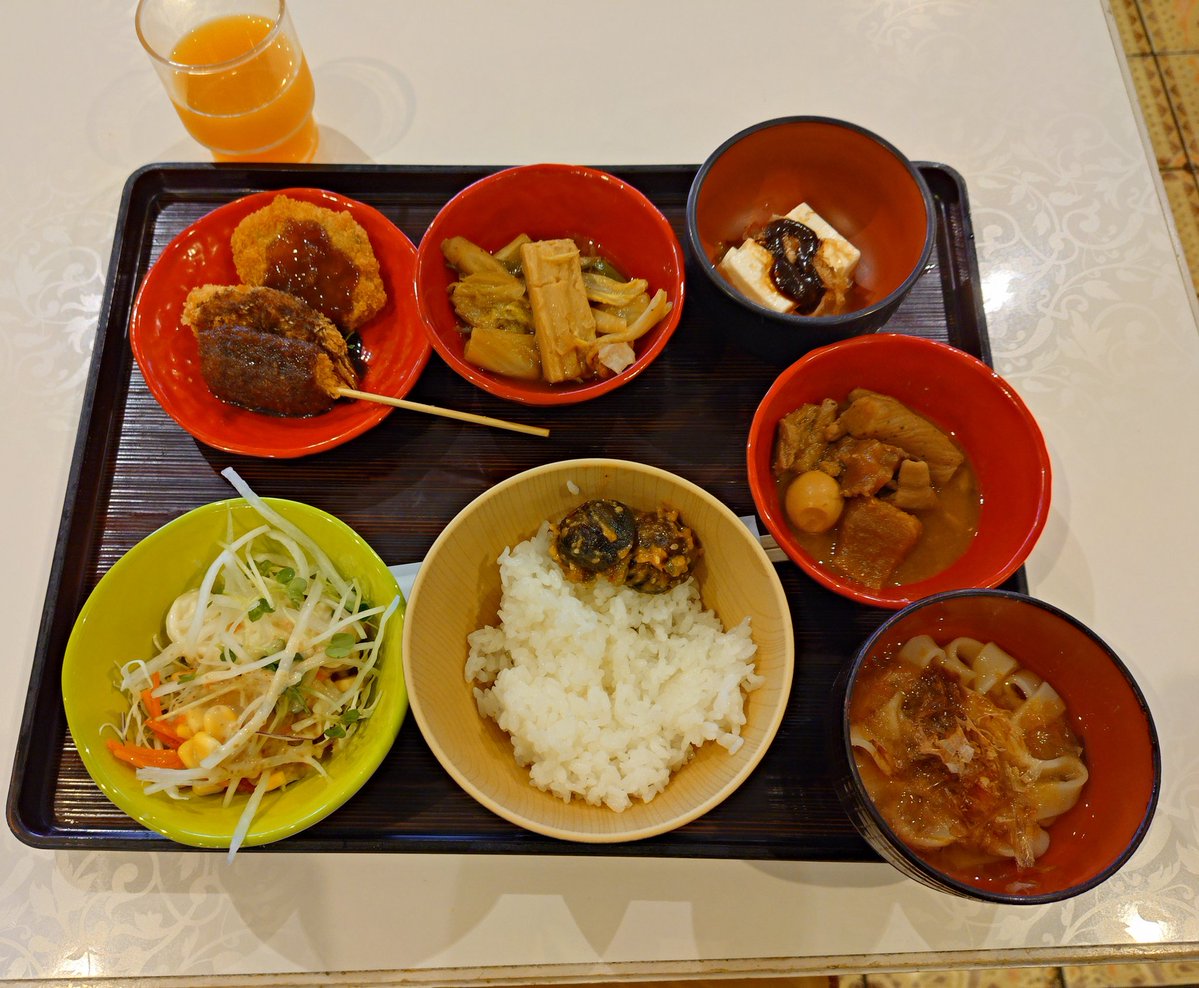 chi32boha27ma's tweet photo. ゴールデンウィークの代替え的なお休みをもらったので名古屋にもう１泊しました
目の前にドンキ後ろにモード学園
からのホテルの朝食
赤だし味噌汁と八丁味噌スープとカレーで隠れミッキーみたいになってるし笑
#都心の天然温泉名古屋クラウンホテル https://t.co/0xJ4xGbYQU