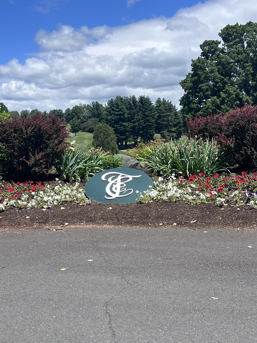 CSHudsonValley's tweet photo. What I beautiful day to table at the @renscochamber Annual Golf Classic! ⛳️🏌🏻‍♀️
It was great having the chance to speak to the community about The College Suites and other properties with the @UnitedGroupCos  family! 
#thesuitelife #teetime #livelearnrelax https://t.co/gPZP0DpUW0