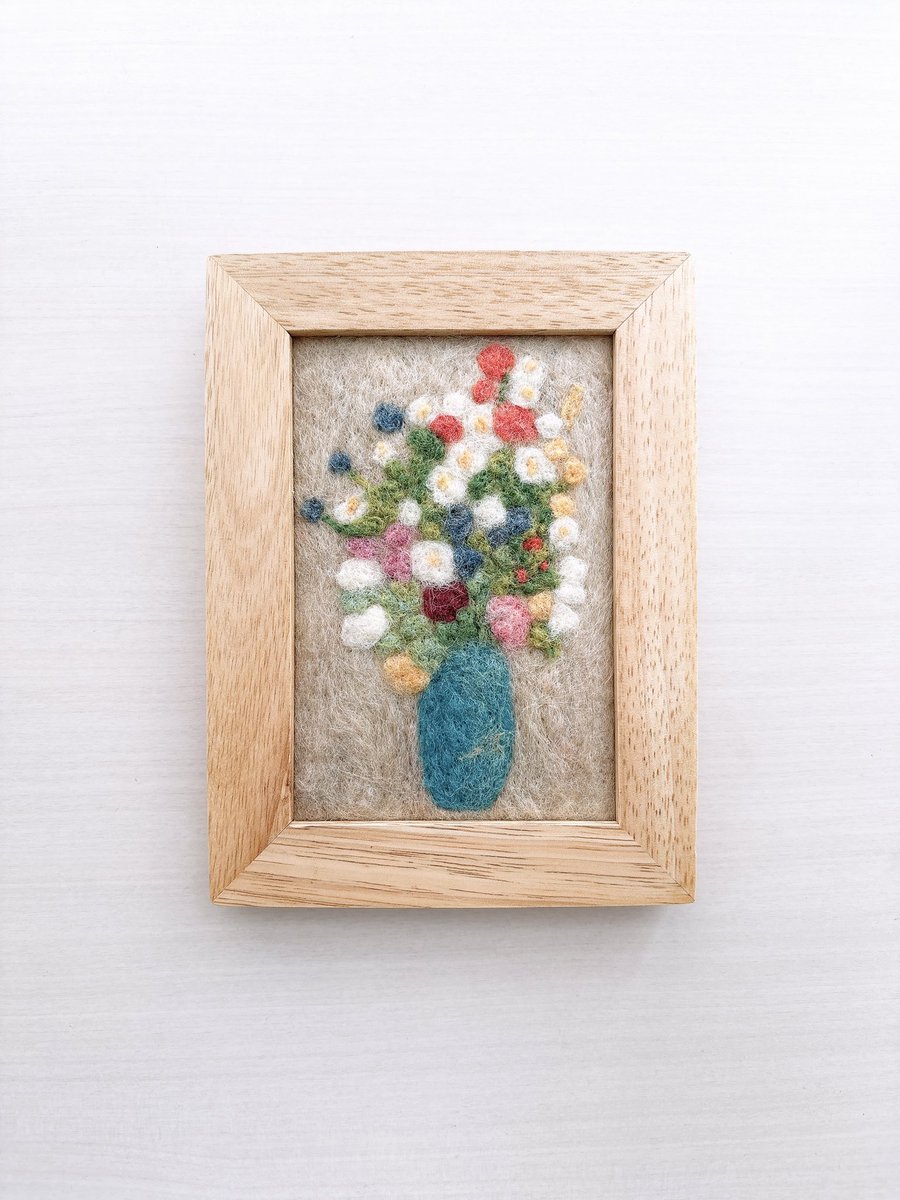 羊毛フェルト 花の子るんるん様のオーダー ルドンの花瓶を羊毛フェルトで表現しました L判、3630円です 7月〜8