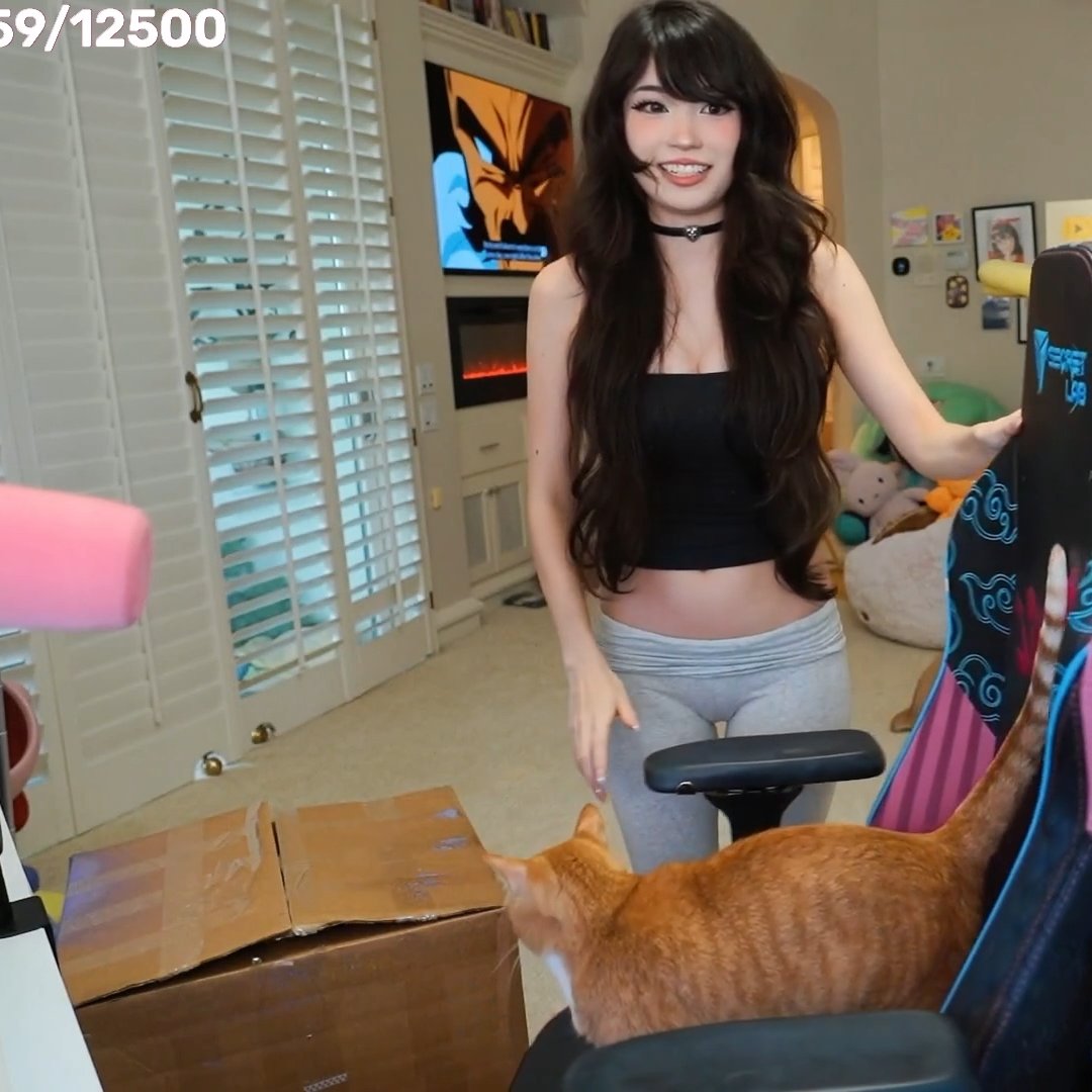 mellow32102's tweet photo. OMG she's got THOSE pants in again 😩 https://t.co/3nNj7BwWne