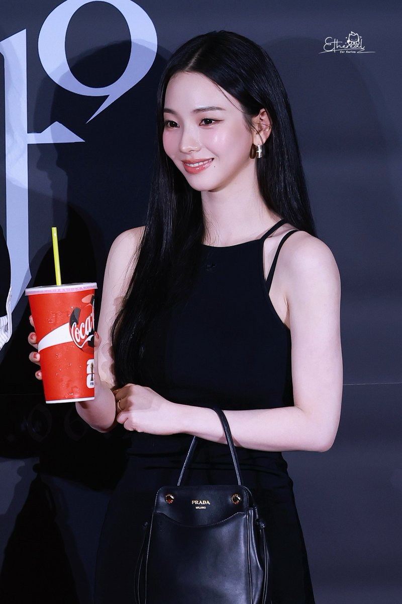 Ethereal_0411's tweet photo. 260615 눈동자 VIP 시사회 🎬

#aespa #에스파  
#KARINA #카리나 #カリナ https://t.co/1Az5qaHuB6