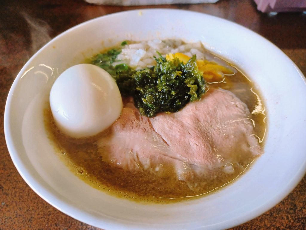 cibamenshoku's tweet photo. 松戸市　小金原
2番ライト煮干男さんで
淡麗 鮮魚スルメイカ カメノテ
を頂きました🍜🍥

独特な色合いのスープは
烏賊のエグミを抑えながも
深みを持たせた香ばしい味わい
仄かに感じる甲殻類に似た
カメノテの風味が良いねぇ
中央に盛られた柚子と海苔が
絶妙なアクセントに😋

ご馳走様🙏 https://t.co/lkPQU2887c