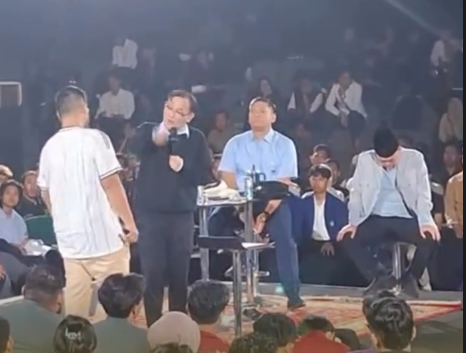 dimarsasongko98's tweet photo. Malam ini di UGM, tiga pejabat dievakuasi kabur dari forum "Pancasila Pemersatu Bangsa" :  dikejar mahasiswa yang cuma nanya soal tanah Papua dan ekonomi amburadul.

Mari kita bicara siapa mereka:

a. Nusron Wahid, Menteri ATR/BPN :  Agustus 2025 viral bilang 
"tanah itu milik negara, emang mbahmu bisa bikin tanah?" 

lalu minta maaf, ngaku 
"cuma bercanda, tidak sepantasnya disampaikan pejabat publik." 

Tadi malam ditanya mahasiswa soal ratusan ribu hektare lahan Papua yang dialihfungsikan dan warga digusur , jawabnya: 

"Ikut saya ke Papua, lihat langsung." 
Menteri agraria, tapi jawab pertanyaan tanah kayak ngajakin wisata

b. Budiman Sudjatmiko, Kepala BP Taskin , eks Ketua PRD, dipenjara Orba 13 tahun karena lawan rezim, bebas lewat amnesti Gus Dur karena dianggap pejuang demokrasi. 

Tahun 2023 gabung Prabowo , teman satu selnya sendiri, Petrus Hariyanto eks Sekjen PRD, bilang di YLBHI: 

"Ia mengkhianati kami dan korban-korban pelanggaran HAM." 

Empat hari lalu di Semarang, waktu mahasiswa nanya soal konsistensinya, jawabannya: 

"Anda bukan siapa-siapa, silakan pergi." 

Malam ini di UGM katanya mau dialog , terus dievakuasi ke pintu samping.

c. Sudaryono, Wamentan : mantan asisten pribadi Prabowo, dilantik Jokowi di penghujung jabatan, analis politik sebut pengangkatannya sebagai manuver mengamankan Pilgub Jateng. 
Hadir di forum berlabel Pancasila , kabur naik mobil patwal.

Spanduk mahasiswa UGM malam ini berbunyi: 

"UGM Menolak Pengkhianat Reformasi."

Tiga orang datang bicara Pancasila. 
Tiga orang tidak bisa menjawab pertanyaan rakyat.

Pancasila pemersatu bangsa , atau sekadar tameng pejabat yang sama-sama takut ditagih?