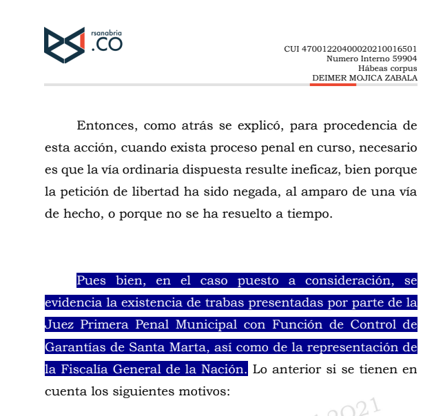 Ronaldsanabria1's tweet photo. LA AUSENCIA DEL FISCAL NO IMPIDE LA REALIZACIÓN DE LA AUDIENCIA DE LIBERTAD POR VENCIMIENTO DE TÉRMINOS

AHP3017-2021

Consulte el análisis completo: https://t.co/i1F4dGSYyE

Una persona privada de la libertad solicitó una audiencia para que un juez revisara si tenía derecho a recuperar su libertad por el paso del tiempo dentro del proceso penal. Sin embargo, la diligencia fue aplazada en varias oportunidades porque el fiscal encargado del caso no asistió.

Al estudiar el asunto, la Corte Suprema recordó que cuando está en juego la libertad de una persona, los jueces deben actuar con rapidez. Por esa razón, aunque la Fiscalía tiene derecho a ser citada y participar en la audiencia, su ausencia no puede impedir que el juez tome una decisión.

La Corte explicó que aceptar lo contrario significaría que una persona podría permanecer privada de la libertad simplemente porque alguno de los participantes del proceso no acudió a la diligencia. En consecuencia, reiteró una regla que ya había establecido en decisiones anteriores: la audiencia debe realizarse y resolverse oportunamente, incluso si el fiscal no comparece, siempre que haya sido debidamente convocado.

En otras palabras, la libertad de una persona no puede quedar suspendida porque el fiscal no asistió a la audiencia.