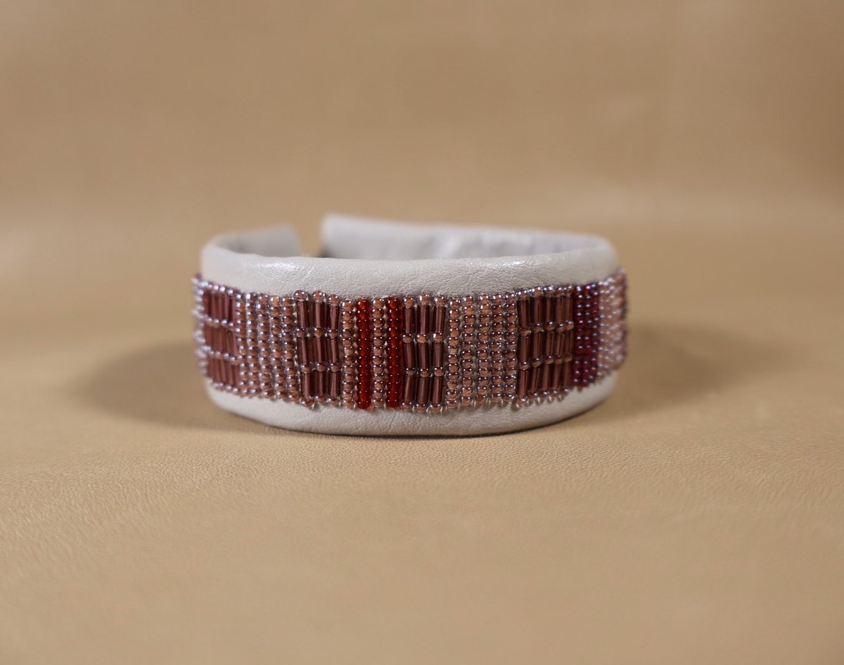 cucuru5555's tweet photo. 革ビーズ刺繍ブレスレット🪡
革に直接ビーズを刺繍しています
色々な赤を繋げました
#ビーズ刺繍
#ハンドメイド作品 https://t.co/uIARB55Ocy