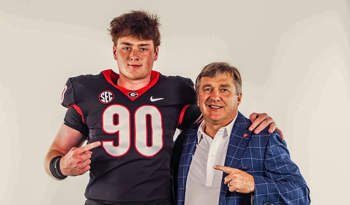 jeffsentell's tweet photo. BREAKING: 3-star Rabun Gap DL Marcellus Young Casario commits to Georgia football. 

What are the Dawgs getting here? It will be hard to describe him without bringing up his length and how fast he fires off the ball. 

https://t.co/WHOyzmc0gT https://t.co/6ao54GlttD