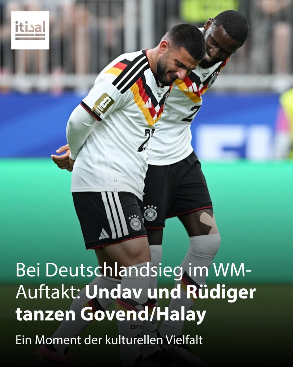 Tarek_Bae's tweet photo. Es könnte der coolste Moment des Spiels gewesen sein. Beim dominanten 7:1 Sieg gegen Curacao wird Deniz Undav in der 64. Minute eingewechselt. Nur 14 Minuten später macht er den sechsten deutschen Treffer. Der ebenfalls eingewechselte Antonio Rüdiger eilt zum Torjubel hinzu. Und beide tanzen. Das, was im kurdischen als Govend und im Türkischen als Halay bekannt ist. 

Für viele ist das ein Moment der Identifikation. Ein ezidischer deutsch-kurdischer Spieler, der seine kulturelle Herkunft - und damit auch die kulturelle Vielfalt Deutschlands - in den Farben der deutschen Nationalmannschaft auf der Weltbühne vertritt. Dass das nichts Fremdes ist, zeigt sich im Mitmachen des muslimischen deutsch-sierra-leonischen Rüdiger. Wer kurdische und türkische Freunde hat, kennt den Tanz. Und man weiß: Getanzt wird am besten gemeinsam.

Undav vom VFB Stuttgart ist ein Fanliebling. In der vergangenen Bundesliga-Saison war er Zweiter auf der Torschützenliste. Umso lauter ist das Unverständnis Vieler dafür, dass seine Rolle in der DFB-Elf die des Jokers ist. Ein Kontrast, das auch Antonio Rüdiger von Real Madrid kennt. Auch Rüdiger ist in Spanien Fanliebling.

Bei dem Tanz handelt es sich um eine tausende Jahre alte Tradition. Die gesamte Region hat ihre eigenen Versionen und Namen dafür: Assyrer, Kurden, Griechen, Armenier, Araber und Türken teilen sich den Grundgedanken des Ineinanderreihens im Tanz. Auch die Schrittfolge ist überwiegend gleich. In den meisten Fällen können alle recht problemlos in den jeweiligen Tanz übergehen. Je nach Ort oder Volk gibt es Besonderheiten, Eigenheiten und fast schon Stufen der Schwierigkeit.

Der im niedersächsischen Varel geborene Undav hätte auch für die Türkei spielen können, entschied sich für Deutschland. Sein Vater hätte das „etwas anders gesehen“, erklärt Undav. Die Berliner Legende Rüdiger hätte ebenfalls für Sierra Leone spielen können und wählte doch den Weg im DFB-Trikot. Sie geben damit zahlreichen Menschen in unserem Land eine zusätzliche Identifikation.