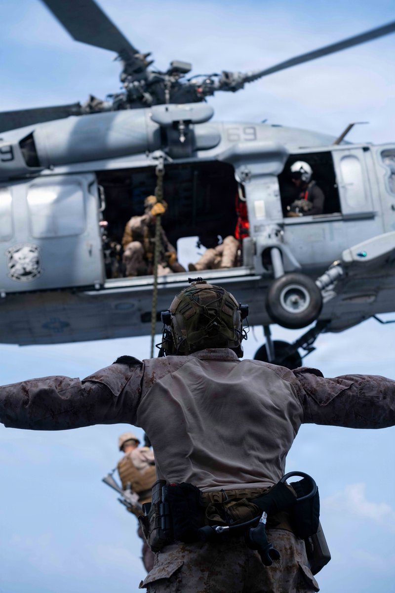 Rapid Response. Mission Ready. 🌊🦅🇺🇸

U.S. Navy Sailors and Marines with the 11th Marine Expeditionary Unit (MEU) conduct fast rope drills aboard USS Boxer (LHD 4), sharpening expeditionary assault capabilities and enhancing the ability to rapidly insert forces wherever the https://t.co/xkw03UL6be