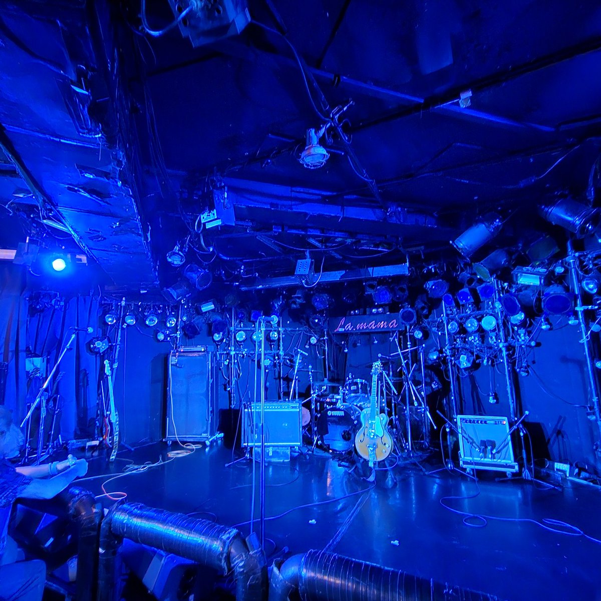tomoko6120's tweet photo. 2026.06.15
La.mama44周年記念月間イベント
友川カズキ VS the Tiger 

the Tiger を観にラママへ
ちょこちょこ動画撮ったけど、とりあえず配信終わるまで控えようと思いますw

ライヴはすっごい良かった！
友川さんとだから気合いも入ってたような気がする
新たにファンがついてるといいな

セトリにサインもらったんだけど、たいがくんがサインしてる最中に、スタッフにテーブル動かされてた！
なのでいつものサインと違う🤣

#the_Tiger