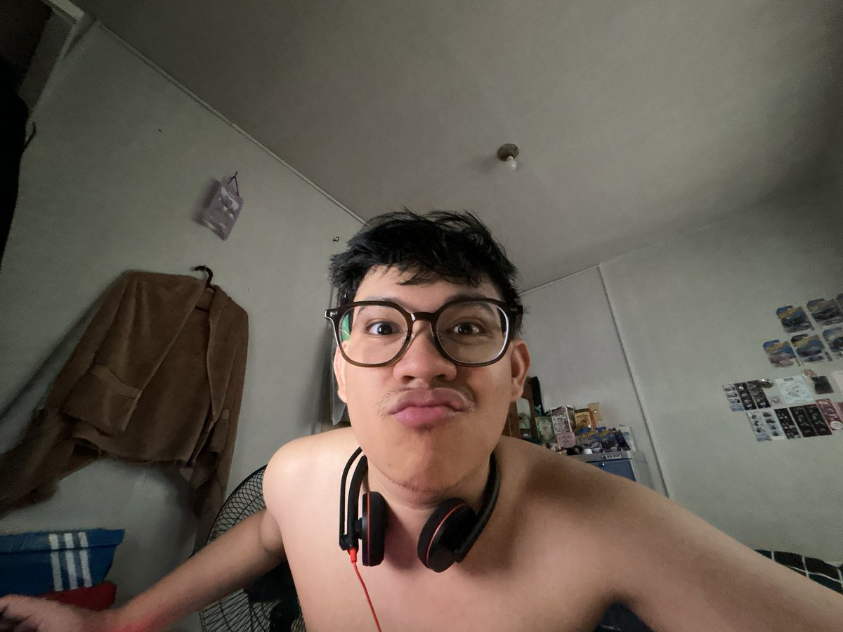 nathnielyowzone's tweet photo. Wfh shenanigans https://t.co/O4rvxplJOa