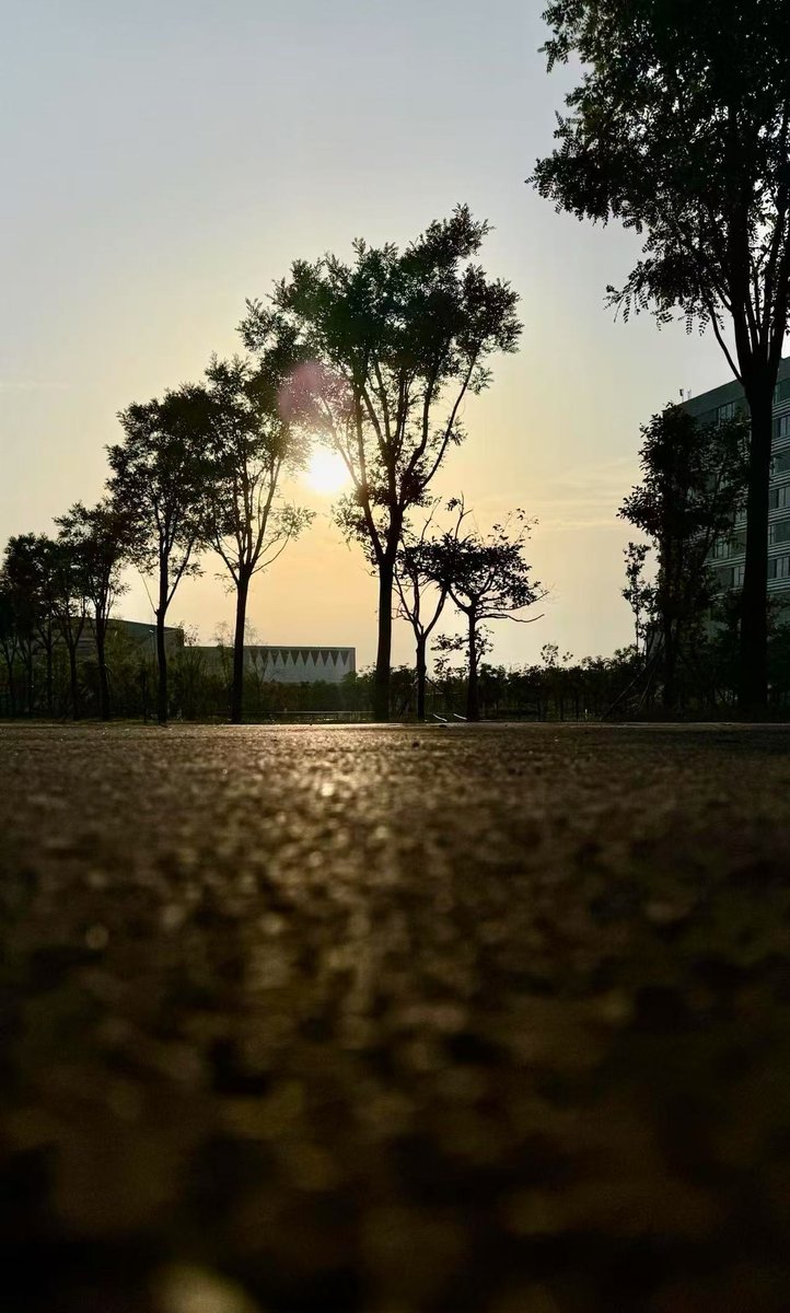 bpmXk's tweet photo. [Join our Campus Photography Club's Sunset Shoot this Fri at 5pm by the Lake! Bring your camera, capture golden moments, and make new friends. Sign up via link in bio!]， https://t.co/nHKLHTtf9s
