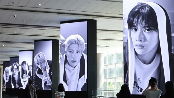 RsARz230904's tweet photo. COEXが、デジタルメディア「Edge Column」を活用した新しいメディアコンテンツ「600초의 설렘 프로젝트」をローンチした。

最初のアーティストとしては、SMエンタテインメント所属のグループ、RIIZEが参加します。RIIZEのクローズアップアイコンタクト映像は、エッジカラムを通じて600秒間独占上映され、1日合計4回、7日間運用されます。新曲『Do your dance』のハイライト音源も繰り返し再生されます。