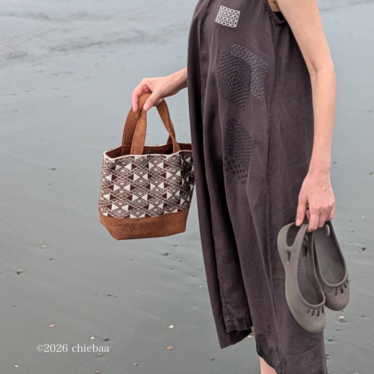chiebaa1's tweet photo. @LecienAH 
COSMOさんの刺し子テンプレートでアクセントを刺したワンピース👗
簡単に柿の花をトレース、すぐに刺せます🪡
#刺し子 https://t.co/ChjuEXaw9J