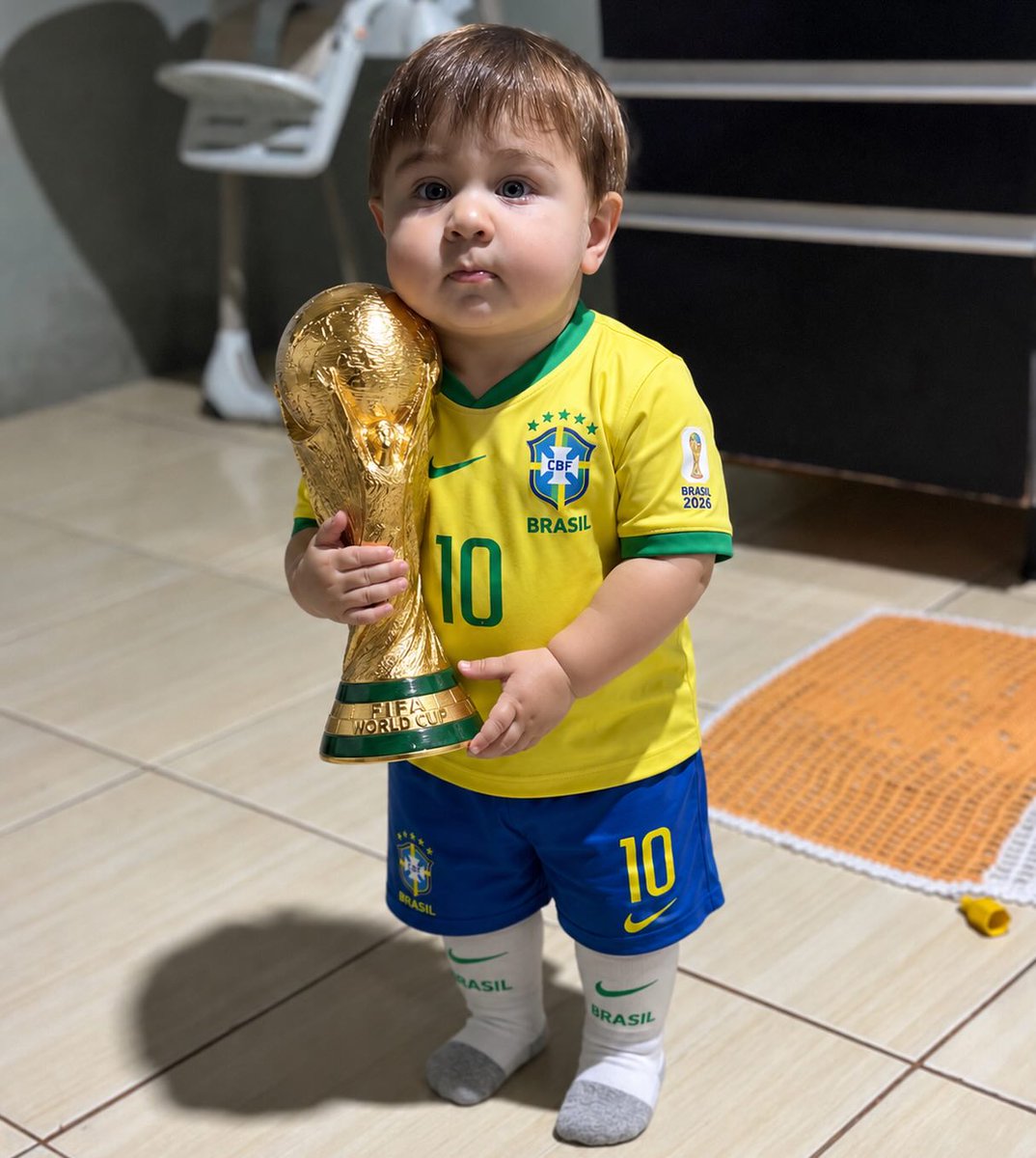 Viviifernande's tweet photo. O torcedor brasileiro mais fofo da Copa do Mundo que você verá hoje. 💛 https://t.co/KpnQYX3vEp