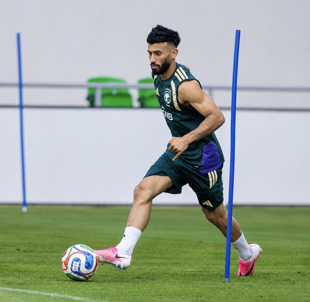 _k1l9's tweet photo. وش بين مندش وبين المدربين ؟
الجناح الافضل بالمملكه يُظلم بالهلال والمنتخب 

اقسم بالله من اكثر اللاعبين المظلومين بالتاريخ هالمسكين https://t.co/9TKXTdGZKi