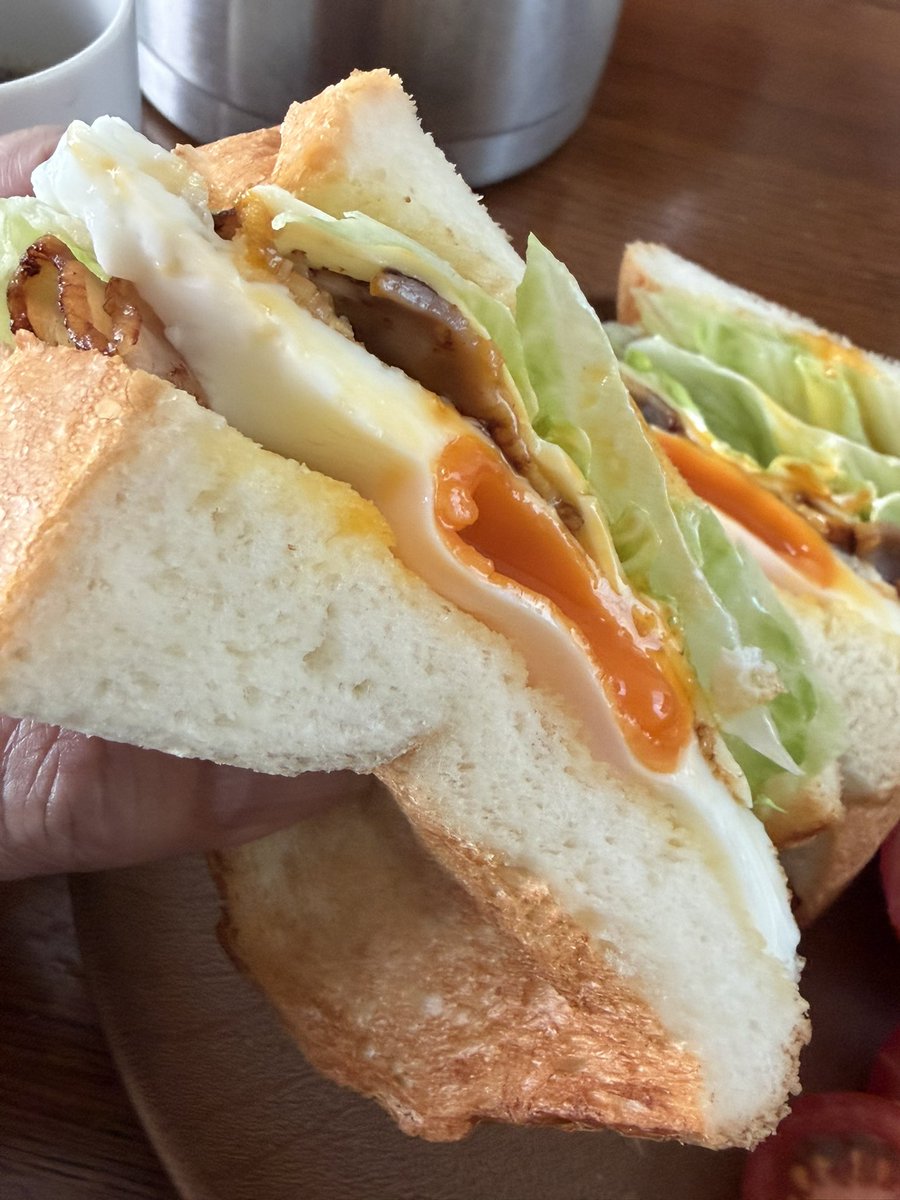 quattro_agent's tweet photo. OKホテルブレッド4枚切りでBLEサンドミニトマト添え
(カミさん作) https://t.co/w3jowA2q2L
