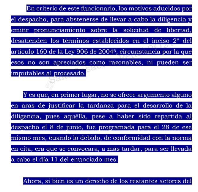 Ronaldsanabria1's tweet photo. LA AUSENCIA DEL FISCAL NO IMPIDE LA REALIZACIÓN DE LA AUDIENCIA DE LIBERTAD POR VENCIMIENTO DE TÉRMINOS

AHP3017-2021

Consulte el análisis completo: https://t.co/i1F4dGSYyE

Una persona privada de la libertad solicitó una audiencia para que un juez revisara si tenía derecho a recuperar su libertad por el paso del tiempo dentro del proceso penal. Sin embargo, la diligencia fue aplazada en varias oportunidades porque el fiscal encargado del caso no asistió.

Al estudiar el asunto, la Corte Suprema recordó que cuando está en juego la libertad de una persona, los jueces deben actuar con rapidez. Por esa razón, aunque la Fiscalía tiene derecho a ser citada y participar en la audiencia, su ausencia no puede impedir que el juez tome una decisión.

La Corte explicó que aceptar lo contrario significaría que una persona podría permanecer privada de la libertad simplemente porque alguno de los participantes del proceso no acudió a la diligencia. En consecuencia, reiteró una regla que ya había establecido en decisiones anteriores: la audiencia debe realizarse y resolverse oportunamente, incluso si el fiscal no comparece, siempre que haya sido debidamente convocado.

En otras palabras, la libertad de una persona no puede quedar suspendida porque el fiscal no asistió a la audiencia.