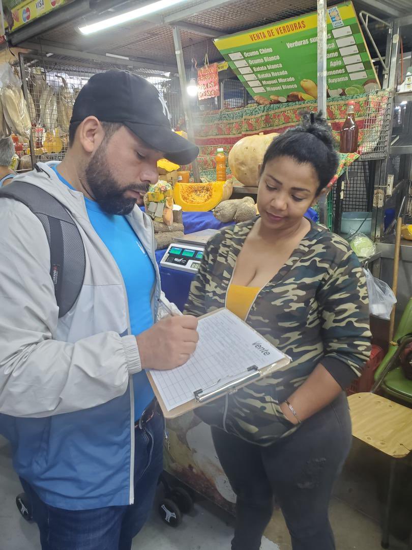 AnthoRomeroJ's tweet photo. Estuvimos activos con un recorrido y empadronamiento en el Mercado de Chacao. Junto a nuestro secretario político @LuisPalocz , el coordinador municipal Daniel Aguilar y el gran equipo de Vente Chacao.

¡Seguimos sumando voluntades en la calle! https://t.co/s76x1MFHmr