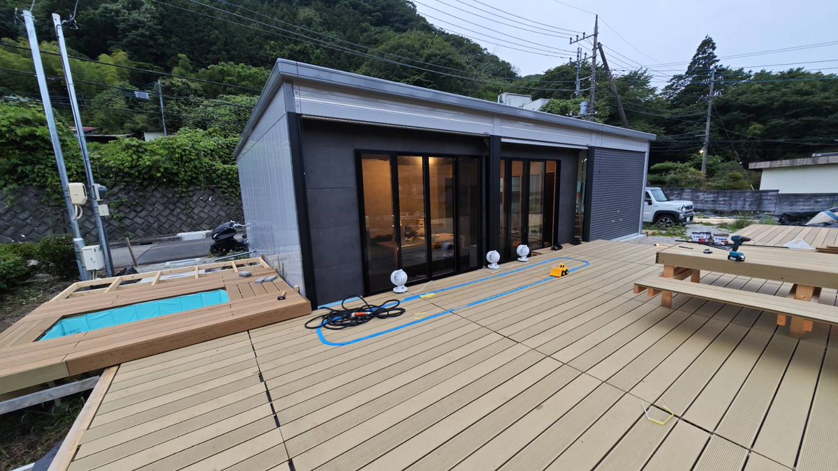 mokuseidayo's tweet photo. イナバ物置をdiyで別荘作ってます。

息子達と露天風呂を作成中。
浴槽を桧にする予定だけど、一旦は折りたたみプールで代用。
床ができたので3方を壁で囲う予定。

友達が来てくれたので2千円の丸鶏を素揚げした。

息子達にYouTubeを見せないんじゃなくて、YouTubeより面白いものを見せられたらと思う。

#ガレーディア　#ガレージ