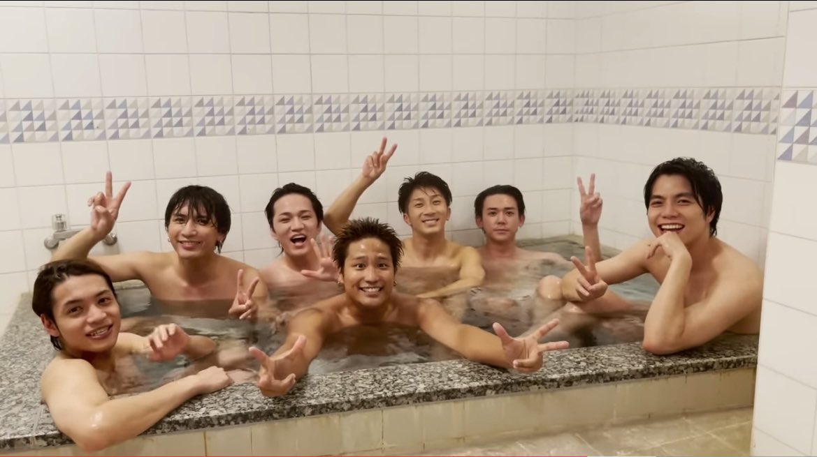 beaverwest1219's tweet photo. ここに7人は
本当に笑った🤣♡
お店の人とても優しくて
色んなお話ししてくれた🌈
濵田さんが使ったコンセントw
おみくじは吉でした🙆‍♀️ https://t.co/FyDxvhjJ44