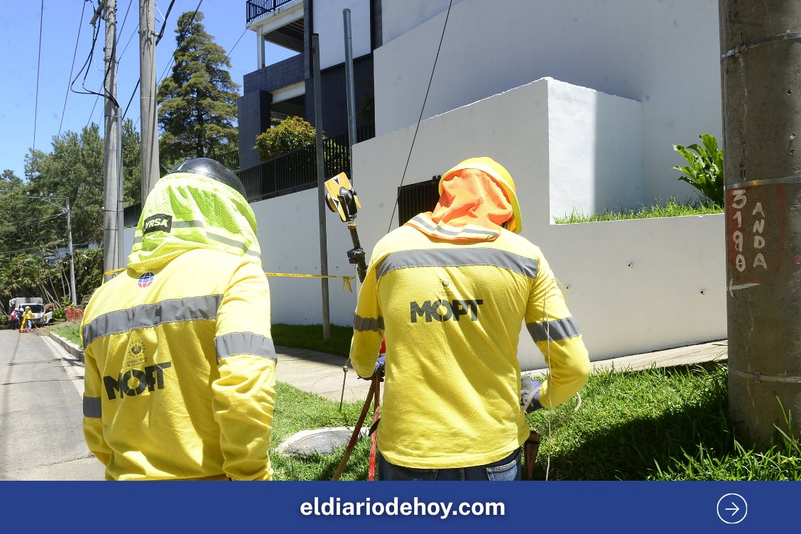 EDHNoticias's tweet photo. #Galería | Pese a las evidencias fotográficas compartidas digitalmente sobre el peligro de una excavación colindante, los residentes aseguran que no recibieron ninguna respuesta ni inspección técnica, quedando completamente vulnerables ante la tormenta que finalmente derribó la estructura en la madrugada de este lunes.

Encuentra más fotos aquí ➡️ https://t.co/Ge4rX1U2r7

Fotos: Jessica Orellana / EDH