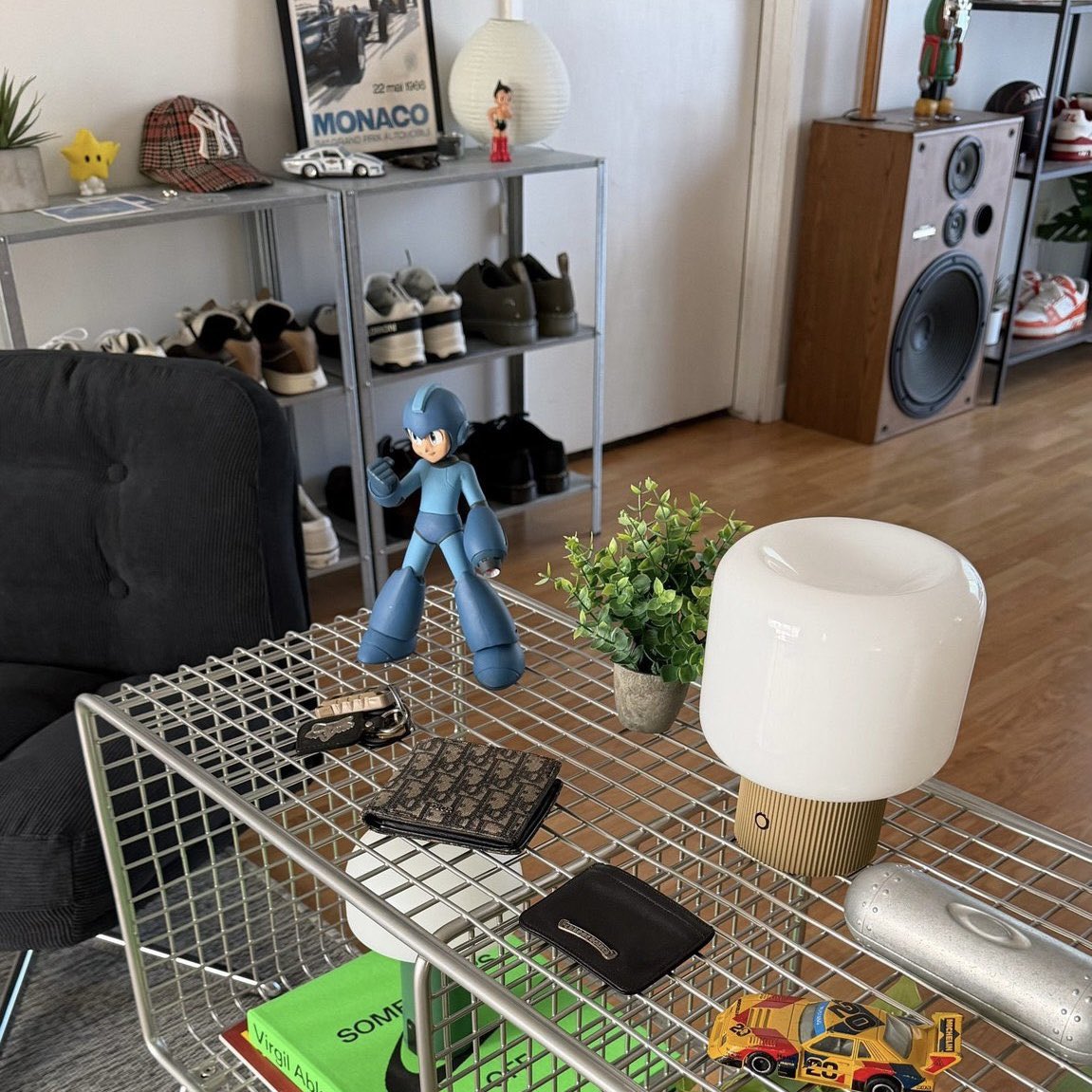 homeyzash's tweet photo. cool boy apartment. no notes https://t.co/eeAqteikxP