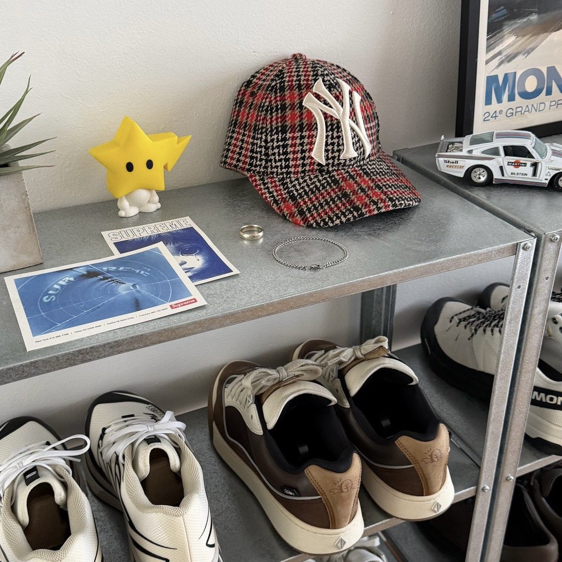 homeyzash's tweet photo. cool boy apartment. no notes https://t.co/eeAqteikxP