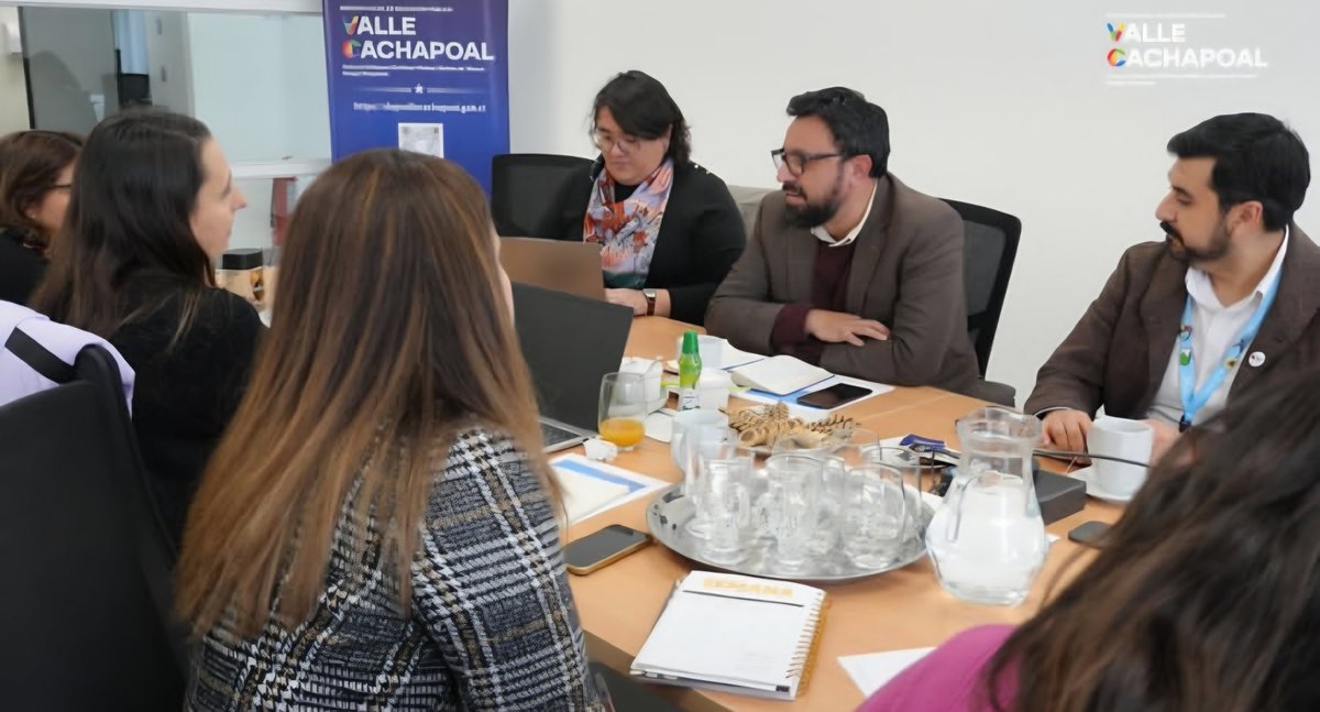 jelorca's tweet photo. Seguimos fortaleciendo el trabajo con los agentes del territorio y con aquellas instituciones que trabajan por fortalecer nuestra Educación Pública. Todas y todos #SomosValleCachapoal 👧🏻🧔🏻🧒🏻👨🏻👶🏻👩🏻👩🏻‍🦱 https://t.co/2yKJrlNOC5