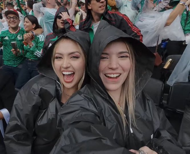 darkeiddd's tweet photo. Ellas bien felices bajo la lluvia❤️‍🩹 https://t.co/7iusBxpjts