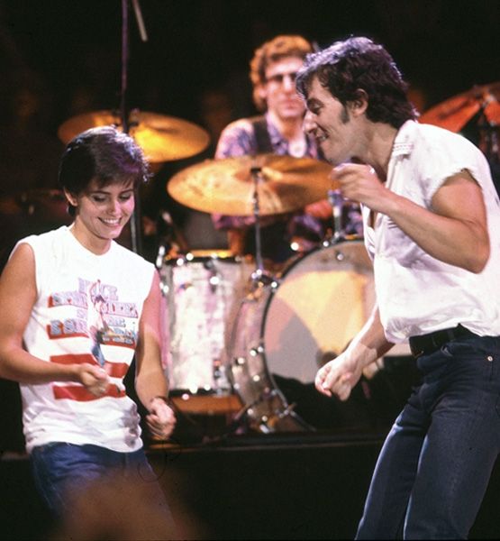 HansomRansom4's tweet photo. Happy birthday Courtney Cox with Bruce Springsteen in The Dancing In The Dark video 1984. #courtneycox #actress #producer #scream #friends #dancinginthedark #brucespringsteen #3000milestograceland https://t.co/go3my3IGUW