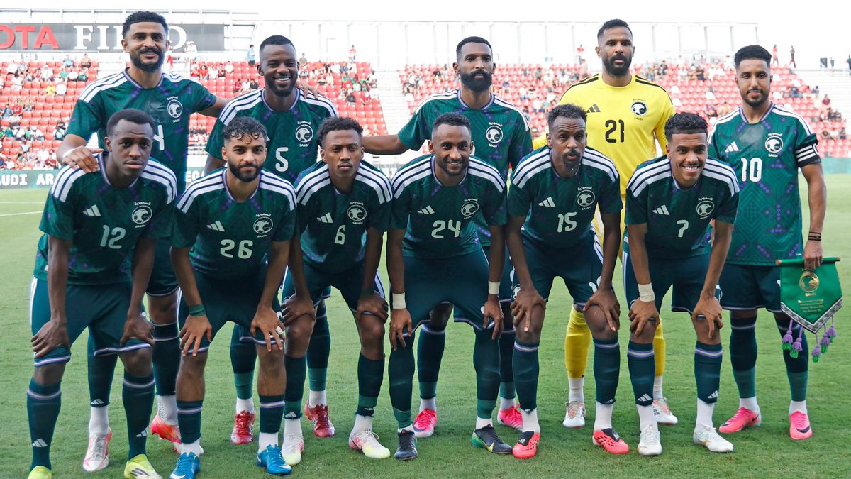 TalhaAhmad81's tweet photo. السعودية 1-1 الأوروغواي 
الله حيهم الخضر. 💚👏

نقطة ثمينة جدا يخرج بها المنتخب السعودي أمام منتخب قوي يقوده مارسيلو بيلسا، أحد أكثر المدربين شراسة وتنظيما في كرة القدم العالمية.

الأخضر قدم مباراة كبيرة من الناحية التكتيكية، وأظهر شخصية وانضباطا أمام منافس يملك أسماء وخبرات كبيرة.

هذه النقطة قد تكون في غاية الأهمية مع نهاية دور المجموعات، خصوصا في مجموعة صعبة تحتاج إلى القتال على كل نقطة.

وشكرا للعويس…الحارس السعودي كان أحد نجوم المباراة، وأنقذ مرماه في أكثر من مناسبة وحافظ على آمال المنتخب حتى صافرة النهاية

بعد قليل حلقة