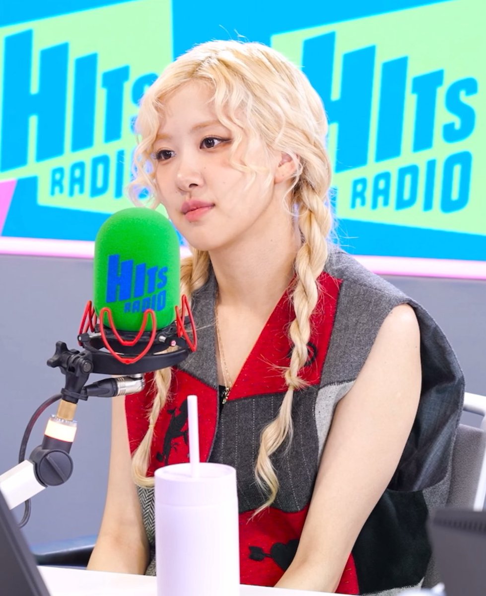 chaescvnty's tweet photo. i miss the rosie era soooo bad, all the never ending interviews 😕 https://t.co/AdXV7Zljfr