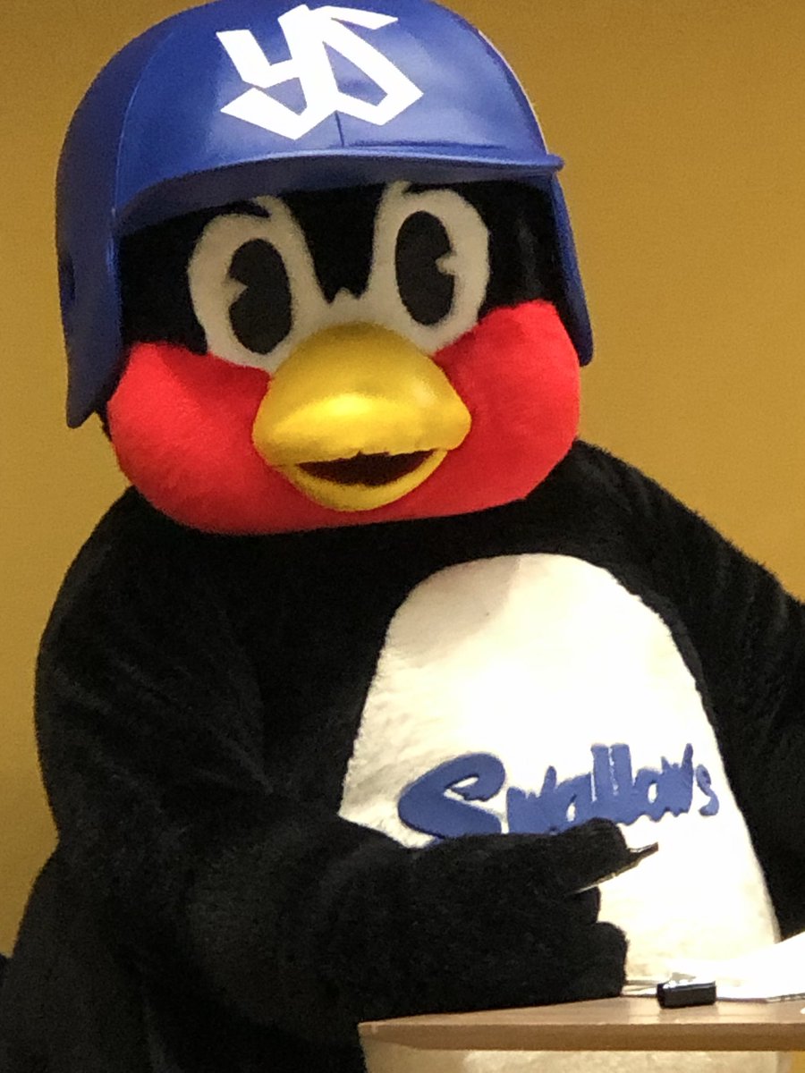 minnie08937152's tweet photo. つば九郎はつば九郎🐧唯一無二
ヤクルト球団は最大の敬意を払ってくれているのだと感じてるだから何も変えなかったし🐣つばさんは思い出を紡いでくれているのだと思う。ソフトバンク球団やハリーさんもその思いで演出してくれたのではないかなそれだけ🐧は愛されているんだと。みんな忘れないからね🐧 https://t.co/eFnTO1VCUr