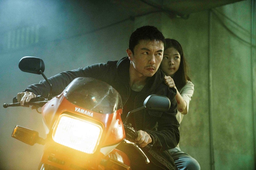 nightwriter22's tweet photo. Kenji Tanigaki, a veteran stunt coordinator and fight choreographer, directed and oversaw the action in his thriller The Furious.

He collaborated closely with action director Kensuke Sonomura, emphasizing real stunts, found-object weapons, and tight spaces to create brutal, balletic sequences.

Actors rehearsed for about 1.5 months before shooting, with cinematographer Meteor Cheung joining early to absorb the choreography, integrate camera moves, and ensure smooth coverage.

Tanigaki specifically requested simple, centered framing, inspired by Mad Max: Fury Road, so audiences could clearly follow every beat of the action.