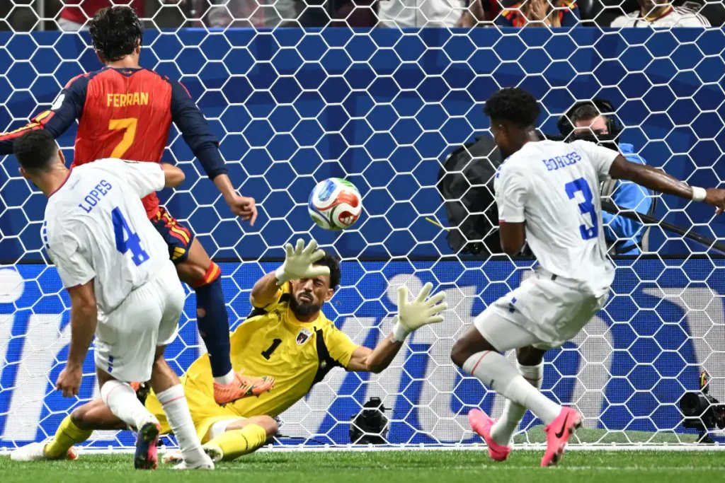 denimenezes14's tweet photo. VOZINHA NÃO DEIXA ESPANHA ESTREAR COM VITÓRIA
Copa do Mundo

O GOLEIRO VOZINHA, da estreante seleção de Cabo Verde, e do modesto Desportivo Chaves, 9º entre os 18 da 2ª divisão de Portugal, impediu a Espanha, de estrear com vitória e ganhou da FIFA o prêmio de melhor do jogo desta 2ª feira (15), no estádio de Atlanta, com atuação que manteve o primeiro 0 x 0, nos 13 jogos iniciais da Copa do Mundo de 2026.

VOZINHA é apelido de criança, quando jogava futebol na rua, com outros meninos mais velhos, em São Vicente, segunda maior das 10 ilhas vulcânicas de Cabo Verde, país insular do Oceano Atlântico, a 500 km da costa do Senegal. Pequeno, com pouco físico, ele sempre perdia as bolas divididas, e voltava para casa chorando, até que decidiu ser goleiro.

CRIADO pelos avós, Manuel e Maria Senhorinha, porque o pai, José Pedro, tenente das Forças Armadas, viajava muito, e a mãe, Manoela, trabalhava fora, Vozinha ouvia dos colegas de rua: “Vai reclamar com a vozinha”. O apelido pegou, e ele assumiu, tanto que o técnico de Cabo Verde não o convenceu a usar na camisa o nome próprio, Josimar.

O PAI QUERIA que Vozinha tivesse o nome de um campeão do mundo de 1986 e tentou registrá-lo como Jorge Valdano, da seleção argentina, mas o cartório não aceitou. A segunda opção foi Josimar, homenagem ao lateral do Brasil, que estreou na Copa de 86 marcando um dos gols mais bonitos, o 2º dos 3 x 0 na Irlanda do Norte, nove dias após seu nascimento.

NASCIDO NA 3ª feira, 3 de junho de 1986, foi registrado, 13 dias depois, como Josimar José Évora Dias. Vozinha fez pré-temporada com o Progresso, de Angola, em 2012, em Belo Horizonte, em jogos-treino com o Cruzeiro. No mesmo ano, estreou com vitória, 2 x 0 sobre Camarões, no sábado, 8 de setembro de 2012, no Campeonato Africano de Nações.

SEUS ÍDOLOS na juventude, Rogerio Ceni, não só como goleiro excepcional que ajudou a moldá-lo, mas como batedor de falta e pênalti. Ronaldinho Gaúcho, pelos dribles, pelo domínio da bola e pela precisão nas faltas, e Ronaldo Fenômeno, pelas arrancadas, pelos gols bonitos e por saber aproveitar os erros dos adversários.

AOS 40 ANOS, AVALIADO em modestos 50 mil euros (R$300 mil) como goleiro do Chaves, onde entrou após a saída de Hugo Souza para o Corinthians, Vozinha é um contraste com o lateral Cucurella, da Espanha, comprado hoje (15) do londrino Chelsea pelo Real Madrid por 50 milhões de euros (R$295 milhões).

TÉCNICO DE CABO VERDE desde 2020, Pedro Leitão Brito, ex-zagueiro de 56 anos, disse que “estrear com empate, com uma seleção poderosa e favorita, significa tudo para nós”. Ao citar o feito como “fruto de organização, resiliência e coragem”, ressaltou: “Controlar um jogo não depende só da posse de bola, mas da organização tática e de um trabalho defensivo bem feito”.

QUESTIONADO por não se referir ao goleiro Vozinha, que ganhou o prêmio de melhor do jogo, o técnico resumiu: “O mais importante é o coletivo. Ninguém joga sozinho”. O técnico é tratado por Bubista, como são chamados todos os nativos da ilha de Boa Vista, onde nasceu. Enquanto zagueiro, ele defendeu a seleção de Cabo Verde em 28 jogos internacionais.

POR SUA VEZ, o técnico Luis de la Fuente, ex-lateral-esquerdo de 64 anos, disse que “a Espanha não teve precisão nas finalizações, e o goleiro adversário foi inspirado”. Citou os 32 jogos de invencibilidade, mas salientou: “O jogo mostrou que todos nós temos que melhorar. Eu, antes de todos”.

DE UNIFORME BRANCO e o goleiro de amarelo, a seleção de Cabo Verde, estreante em Copa do Mundo: Vozinha, Steven Moreira, Sidny Cabral, Pico Lopes (João Paulo) e Diney Borges; Kevin Pina, Laros Duarte (Deroy Duarte), Jamiro Monteiro (Arcanjo) e Jovane Cabral (Semedo); Ryan Mendes e Dailou Livramento (Nuno da Costa).

A ESPANHA, do 6º empate, 2º 0 x 0 em estreia na Copa: Unai Simon, Llorente, Cubarsí, Laporte e Cucurella; Rodri (Nico Williams), Pedri e Fabian (Merino); Gavi (Lamine Yamal), Oyarzabal e Ferran (Olmo). Em estreia em Copa, só venceu 5 dos 17 jogos, e o outro 0 x 0 foi na estreia da Copa de 1990, com o Uruguai.

ESTREANTE EM COPA, o árbitro Adham Makhadmeh, de 39 anos, natural da Jordânia, marcou 11 faltas (10 da Espanha) e só advertiu com cartão amarelo o meia espanhol Pedri e o zagueiro cabo-verdiano Sidny Cabral, em jogo considerado de bom nível disciplinar pelos observadores da comissão de arbitragem da FIFA.

Fotos: ROBERTO SCHMIDT/AFP e Instagram @jogadasvm
