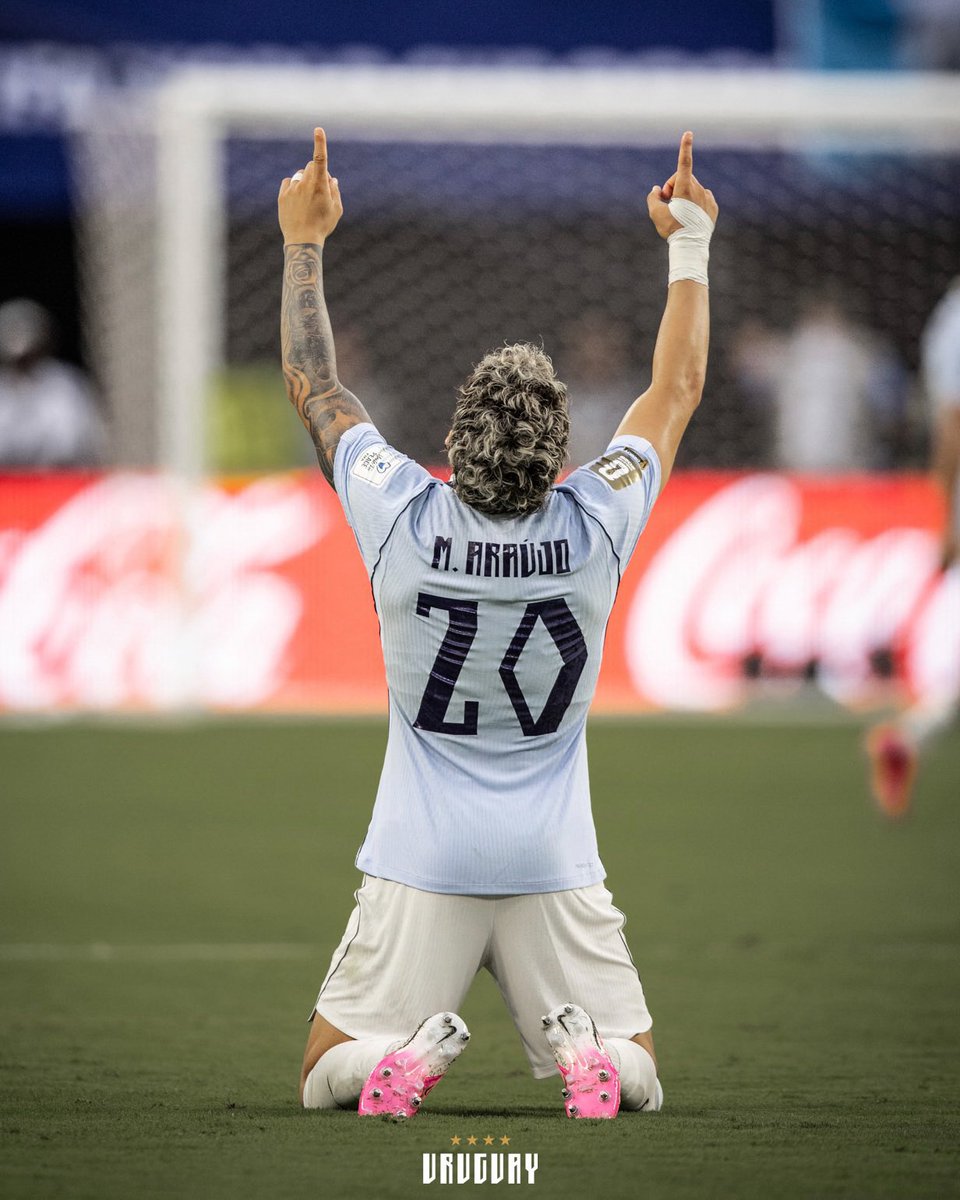 PasesUruguay's tweet photo. DEBUT CON EMPATE 🇺🇾 

Uruguay cambió la cara en el 2T y mejoró considerablemente. 
Cambió la actitud, fue protagonista y agresivo en ofensiva, generando varias chances de gol.
Se logró el empate y pudo llegar el triunfo sobre el final.
Los cambios potenciaron al equipo.
Decepción por el empate, confianza por lo mostrado en los últimos 25 minutos.