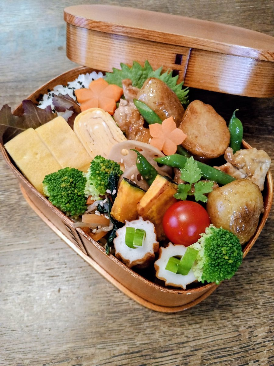 OKA20250413's tweet photo. 今日の高校生息子へのお弁当🍱
今朝は家庭菜園で、葉っぱ達と、旦那さんが育ててくれたインゲンとミニトマトも収穫できました🫛🍅😳✨
ミニトマトは2つだけ真っ赤に色づいて、貴重な初収穫🤭✨
初物は縁起がいいとのこと🍀
旦那さんと息子のお弁当に1つずつ入れました😊💖
私の口にはいつ入るかな〜🤣 https://t.co/P4WmMKzwZ0