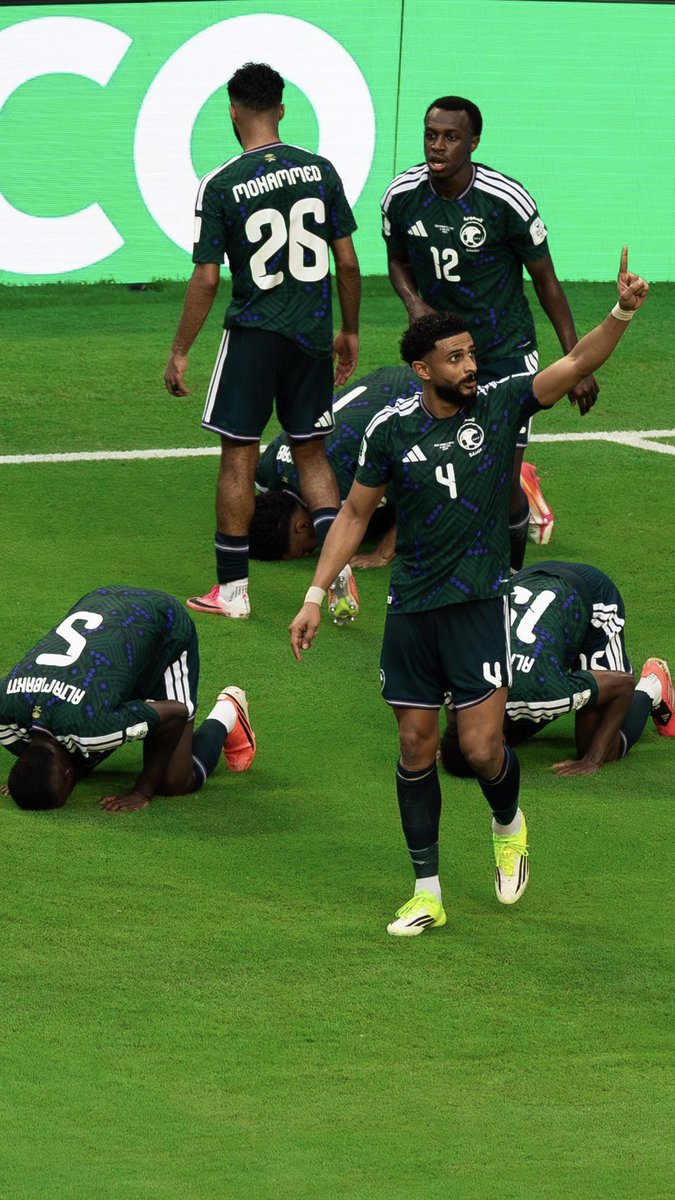 walid_1807's tweet photo. والله غبنه كنا نستحق الفوز ، مفروض من نص الشوط الثاني وانت قاعد تشوف الخصم يضغطك بدل الاجنحه خليهم يمسكون كوره قدام ، سالم يتمشى ف الملعب ححرام والله!

الباقي مستواهم جيد وشكرررا عويس والعمري 
العوض ف الجاي متأمل خير 💚
 #السعوديه_الأوروغواي https://t.co/FYjljShTz5