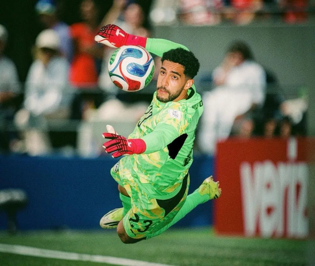 shno74's tweet photo. لما المغرب وصلت إلى نصف نهائي كأس العالم 2022، كان البطل ياسين بونو.

ولما مصر قدمت مباراة تاريخية أمام إيطاليا، كان البطل عصام الحضري.

ولما مصر وقفت نِدًّا لند أمام أوروجواي في كأس العالم 2018، كان البطل محمد الشناوي.

ولما مصر قدمت بطولة كأس أمم أفريقية 2021 استثنائية ووصلت إلى النهائي، كان البطل محمد أبو جبل.

والنهارده السعودية بتحصد نقطة ثمينة، وكان البطل محمد العويس.

والنهارده مصر بتحصد نقطة أمام منتخب كبير وعريق زي بلجيكا، وكان البطل مصطفى شوبير.

عشان كده، لو سألتني عن أهم مركز في كرة القدم، هقولك من غير تردد: حراسة المرمى.

لأنك ممكن تبقى عندك أفضل مهاجمين، وأفضل لاعبي وسط، وأفضل مدافعين، لكن في اللحظات الكبيرة، وفي المباريات التاريخية، دايمًا بيظهر الحارس البطل.

وعشان كده المقولة هتفضل صحيحة دائمًا:

ما فيش فريق بطل من غير حارس بطل.