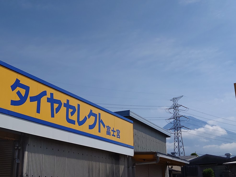 tsf1995's tweet photo. おはようございます！
雲間に ＃富士山 な ＃富士宮 
言葉で説明しにくい色の相談を ＃RAYS さんにしたら速攻でサンプルホイール登場🛞
こういうフットワークの軽さ有難いです
ホイールご相談もお待ちしております👨‍🔧
＃企業公式が毎朝地元の天気を言い合う
＃タイヤ交換
＃ホイール
＃ボルクレーシング https://t.co/RqzK1gkXFK
