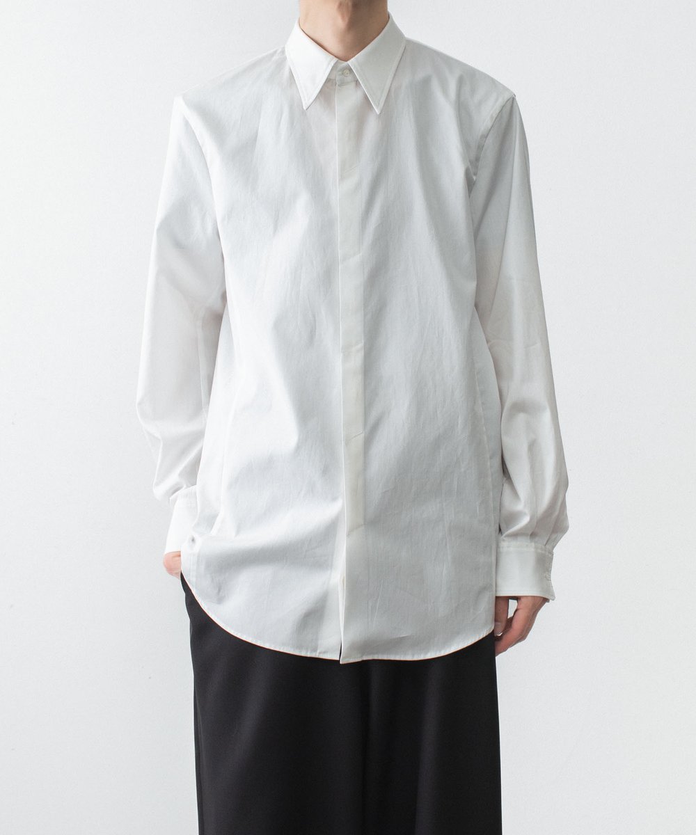 atoAOYAMAshop's tweet photo. 新型シャツの入荷です。立体裁断で作られた、程よく身体から離れた美しいシルエットです。通常のシャツは前身と後身の二枚仕立てですが、立体裁断で作られたこのシャツはサイドがパネルになって三枚で構成されてています。袖も１枚ではなくJKのように２枚で構成され、腕の振りにも対応して美しいです。 https://t.co/bqeqla4P7r