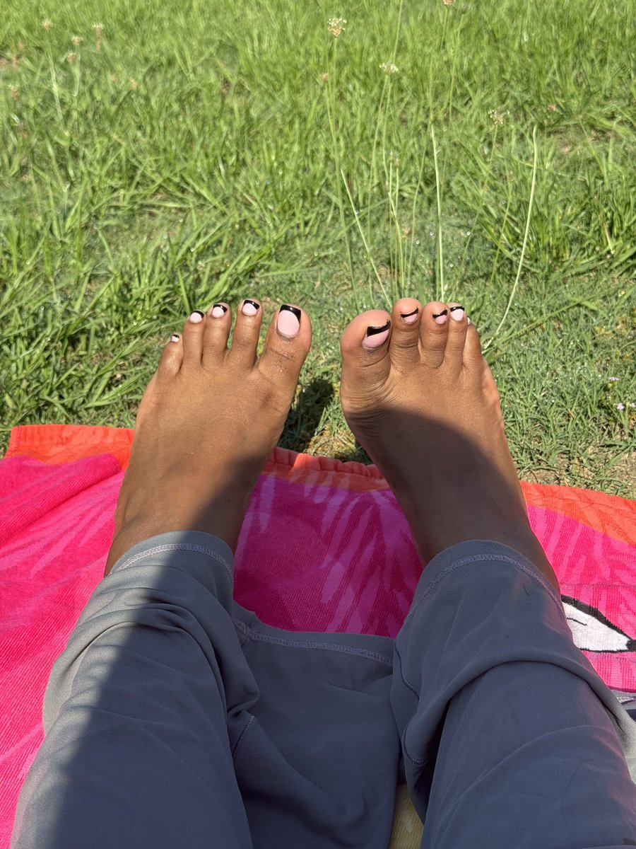 FlirtyFootnotes's tweet photo. Ummm I kinda want a PS5…. Then I’ll go live on loyal fans while gaming and showing my pretty toes #feet #findom https://t.co/2ieTBE9vo6