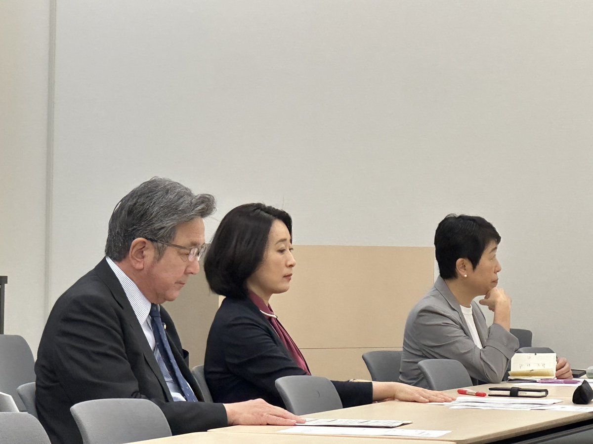 hideyaemma's tweet photo. 国民投票法改正案を巡って新たな動きがあり、党憲法調査会役員会で対応を協議。先の総選挙を見ても、ネットによる世論の誘導工作は大問題で、ネット規制強化は待ったなしの状況。特に高市総理陣営の中傷動画疑惑もあり、この問題を放置したままの改正案発議は許されない。小西会長を先頭に頑張ります。 https://t.co/JqdB3IzKxP