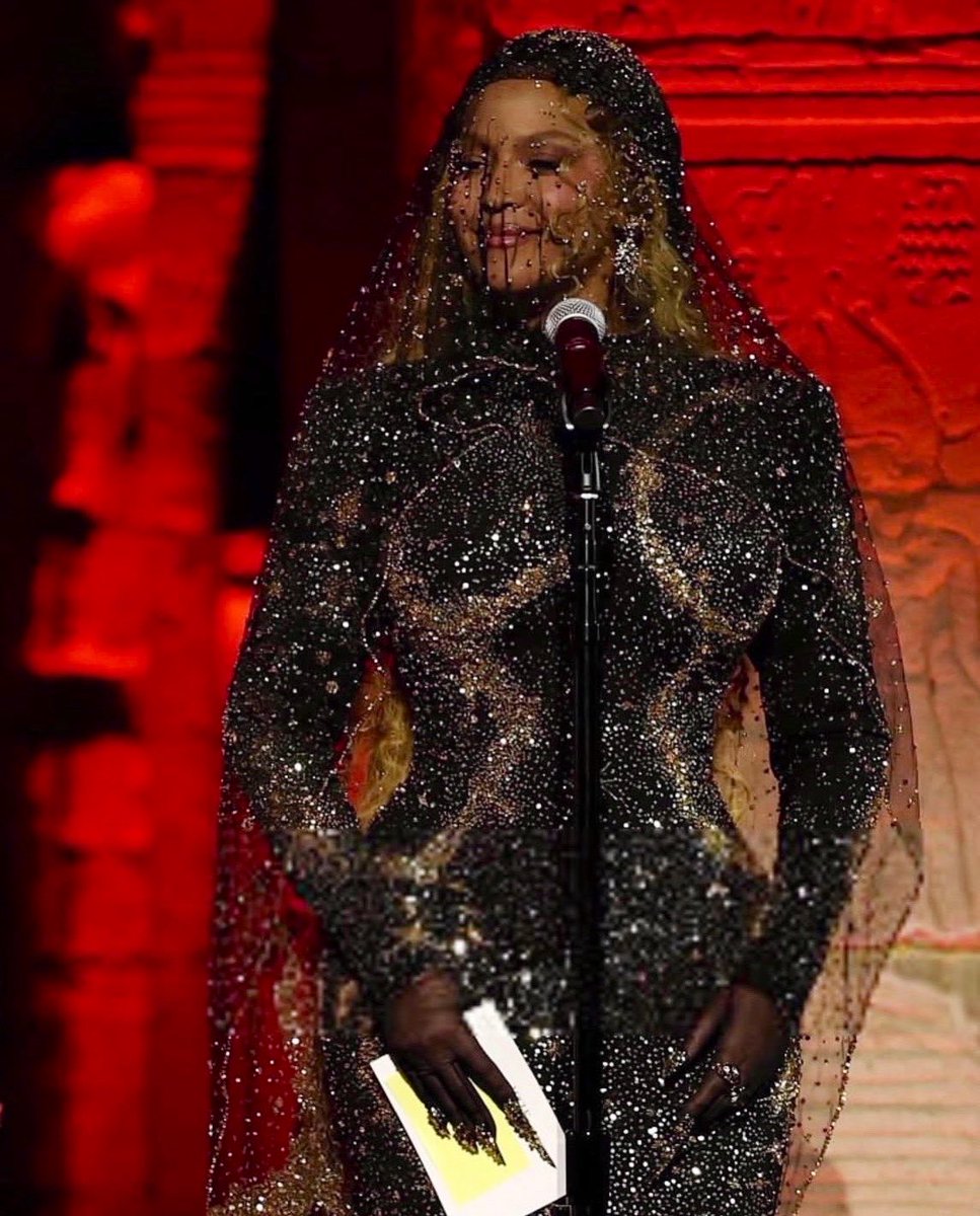 stillwater4u's tweet photo. the way we will never get HQ photos of this dress https://t.co/cEFQo4mSTZ