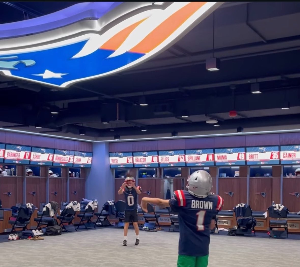 PatsGlobal's tweet photo. #Patriots have a floating Flying Elvis logo hanging on the ceiling of their new locker room‼️🤩 https://t.co/r0guHtCWIP