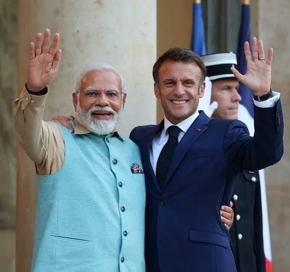 AIRNewsHindi's tweet photo. प्रधानमंत्री @narendramodi दो देशों के दौरे के तीसरे चरण में G7 शिखर सम्मेलन में भाग लेने के लिए आज फ्रांस के एवियन पहुंचेंगे। 

फ्रांस के राष्ट्रपति इमैनुएल मैक्रों प्रधानमंत्री मोदी का औपचारिक स्वागत करेंगे। इसके बाद, श्री मोदी शिखर सम्मेलन के कार्यकारी सत्र में भाग लेंगे जिसका विषय है- "नई साझेदारी बनाना और अंतर्राष्ट्रीय एकजुटता का पुनर्निर्माण करना" । 

इस सत्र में G7 देशों के नेताओं, सहयोगी देशों के प्रमुखों और विश्व बैंक तथा अफ्रीकी विकास बैंक के प्रतिनिधि भी हिस्‍सा लेंगे। 

बैठक के दौरान, प्रधानमंत्री मोदी कनाडा के प्रधानमंत्री मार्क कार्नी, इंग्‍लैंड के प्रधानमंत्री कीर स्टारमर और संयुक्त अरब अमीरात के राष्ट्रपति शेख मोहम्मद बिन जायद अल नाहयान के साथ द्विपक्षीय बैठकें भी करेंगे।

#IndiaFrance #G7 #G7Summit