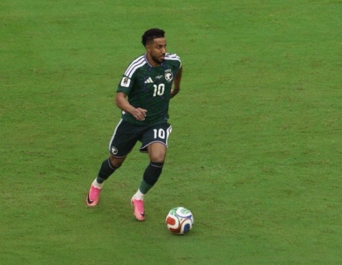 as_gh33's tweet photo. يعني لا اداء ولا روح ولا قتال ولا اي شي تسويه ف الملعب يخي استح شوي قاتل شوي تراك كبتن قائد حسسنا انك تبي تفوز وانك تحاول التسحاب ف ارضية الملعب ندفع ثمنه الله لايسامح من كان السبب    #سالم  #السعوديه_الاوروغواي https://t.co/LOohx0fKI7