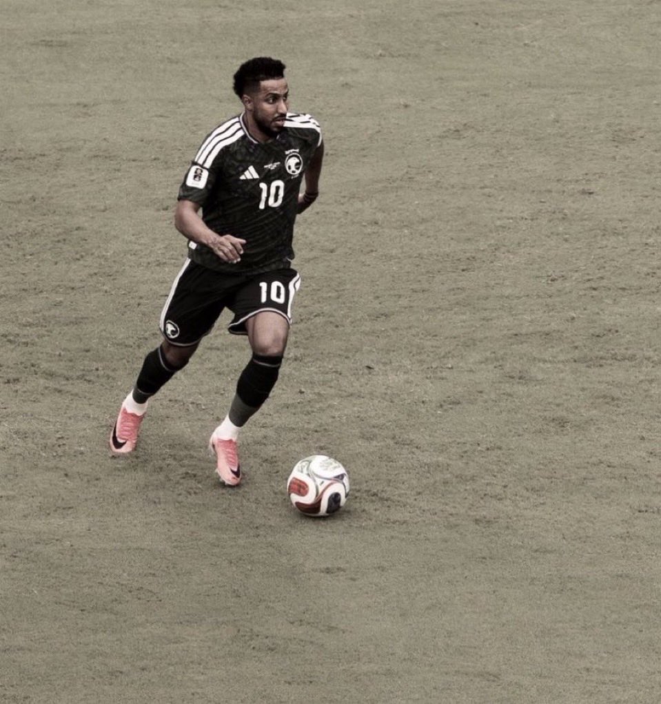 Gfsooly's tweet photo. سألتكم بالله هذا قائد ونجم المنتخب الأول ؟

اقمعوا كل رأي يدافع عنه
اقمعوا كل من يمدحه

اقسم بالله وجوده مجرد زيادة عدد في الملعب، صفر تركيز وكل كرة يخسرها برعونة ولا كأنه قائد يمثل منتخبه بأكبر حدث عالمي

حسبي الله ونعم الوكيل فيك ومن يدافع عنك يا أرعن، والله ما أنسى هالتخاذل لك https://t.co/7XgXZpeOnz