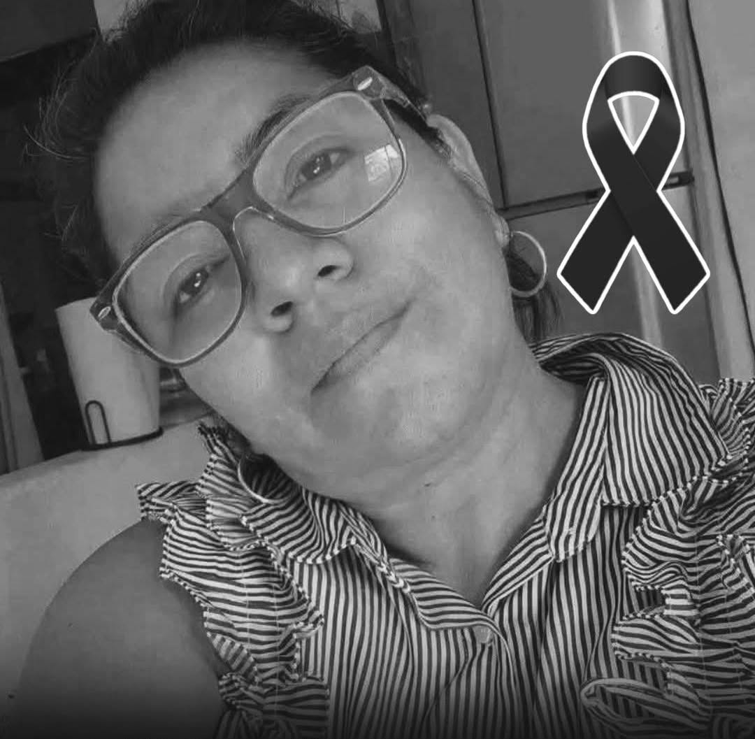 GARCIPAVON's tweet photo. 🕊️ Aceptó un trabajo de limpieza por Facebook; la hallan sin vid@.
Yolanda Jiménez Sánchez tenía 53 años, no salió de fiesta, no emprendió un viaje, no se expuso por decisión propia. Salió a trabajar.
Respondió a una oferta de empleo publicada en Facebook, era un trabajo de limpieza, una oportunidad para obtener ingresos y seguir adelante como miles de mujeres en #México que buscaban ganarse la vida de manera honesta. Yolanda nunca volvió a casa.
El fin de semana pasado, su cu3rpo fue localizado sin vid@, la noticia fue confirmada por su propia hija, quien agradeció el apoyo recibido durante la búsqueda y, al mismo tiempo, enfrentó el dolor más devastador: confirmar que su madre ya no regresaría.
De acuerdo con la información difundida, Yolanda salió rumbo al mercado Pino Suárez, en #Villahermosa, #Tabasco, le ofrecieron trabajo cerca del aeropuerto y, debido a que no conocía la zona, aceptó que alguien pasara por ella. Después, se perdió todo contacto.
Mientras las autoridades investigan qué ocurrió, una pregunta golpea con fuerza: ¿cuántas mujeres siguen arriesgando su seguridad simplemente para conseguir trabajo?
La mu3rte de Yolanda no puede verse como un hecho aislado, es el reflejo de una realidad dolorosa donde la necesidad económica obliga a miles de personas a confiar en ofertas laborales sin mecanismos de verificación, sin protección institucional y sin garantías mínimas de seguridad.
Detrás de cada caso hay una historia de esfuerzo, una familia esperando noticias y una sociedad que parece acostumbrarse demasiado rápido a estas trag3dias.
Aún no se conocen las circunstancias exactas de su mu3rte. No sabemos si fue víctim@ de una red crimin@l, de violencia de género o de un engaño laboral; lo que sí sabemos es que salió con la intención de trabajar y terminó perdiendo la vid@.
Yolanda merecía regresar a casa.
Su familia merece respuestas.
Y la sociedad merece indignarse cada vez que una mujer desapar3ce o es as3sinada mientras intenta ganarse el sustento.
Porque buscar trabajo nunca debería convertirse en una sentencia de mu3rte.
🕯️ D.E.P
✍️ Apología Once Diez