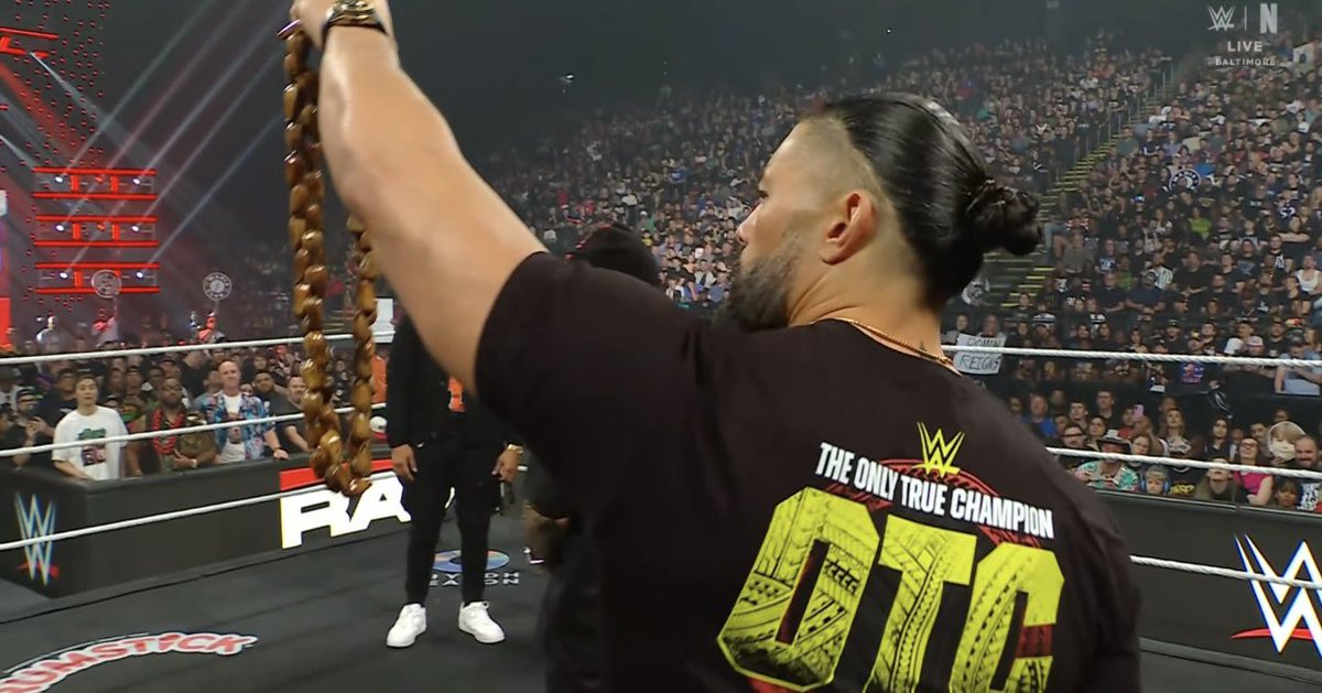 FadeAwayMedia's tweet photo. ROMAN REIGNS JUST PULLED OUT A NEW ULA FALA 👀

#WWERAW https://t.co/P4k2Kl24Iw